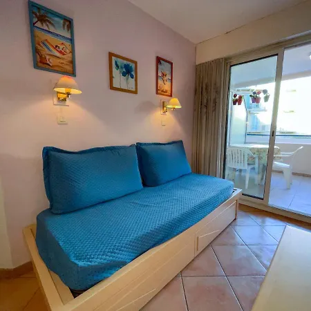 Bh - Blu - Flat Close The Sea